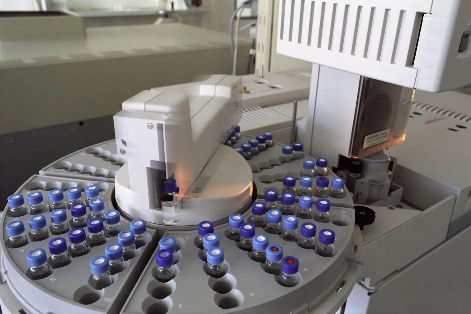 Probenfläschchen im automatischen Probengeber eines Chromatographen – Symbolbild