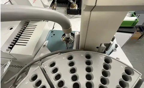 Agilent / HP 6890 Series GC System mit G1888 Network Headspace Sampler & 7683 Series ALS (Dual FID, Dual S/SL) – Ansicht 4