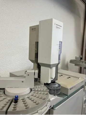 Hewlett Packard 6890 Series GC System mit Agilent 7683B Autosampler – Ansicht 3