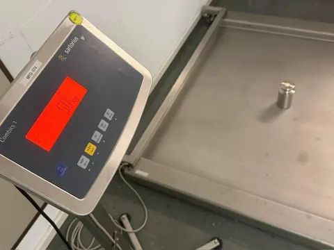 Sartorius Combics 1 mit Edelstahl-Flachbettwaage, YCW655-AC-00 (5kg Prüfgewicht) – Ansicht 3